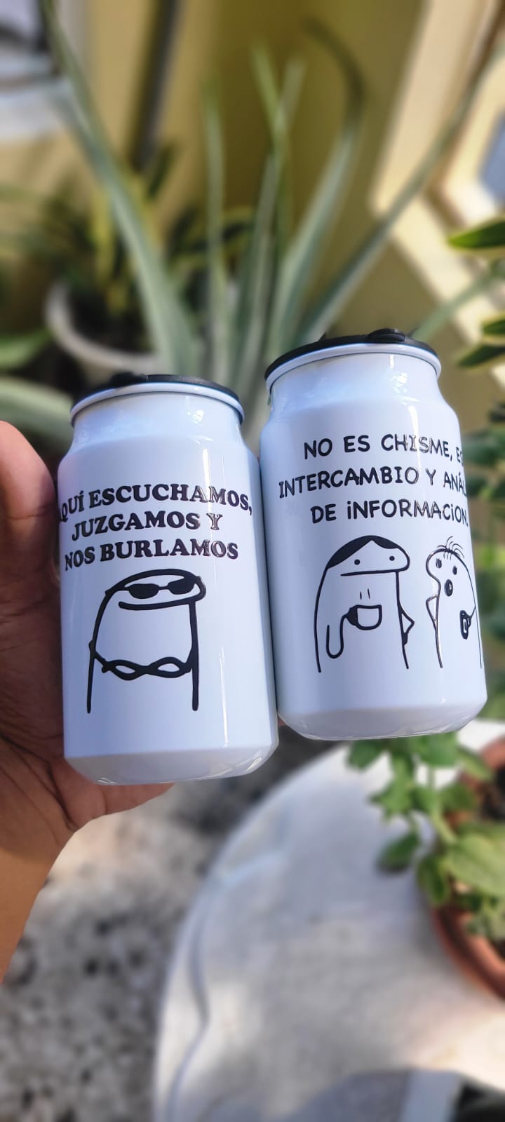 Latas &laquo;Aqui escuchamos&raquo;