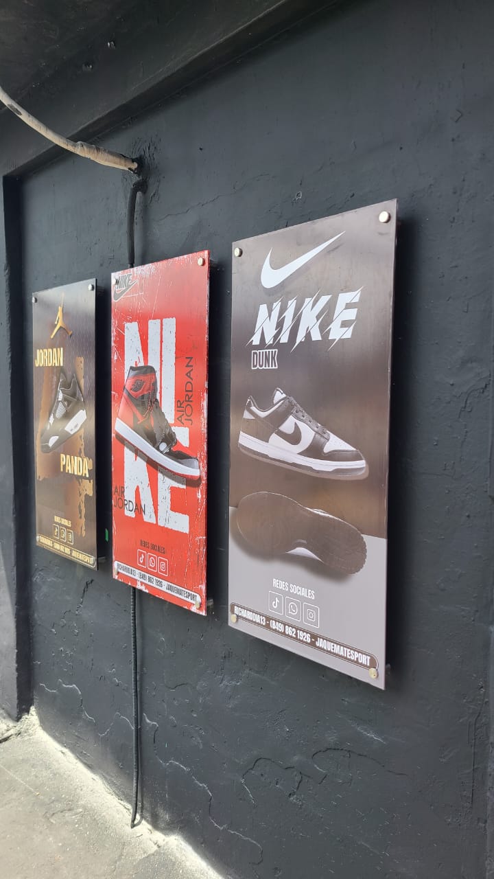 Posters Nike instalados